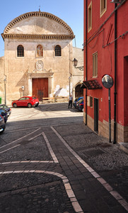 come valorizzare la piccolissima Piazza Vincenzo Valente?
