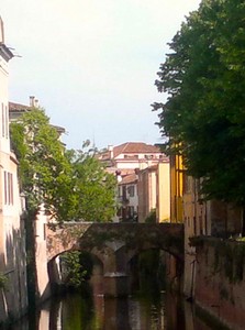 Il ponte sul canale di Via Massari