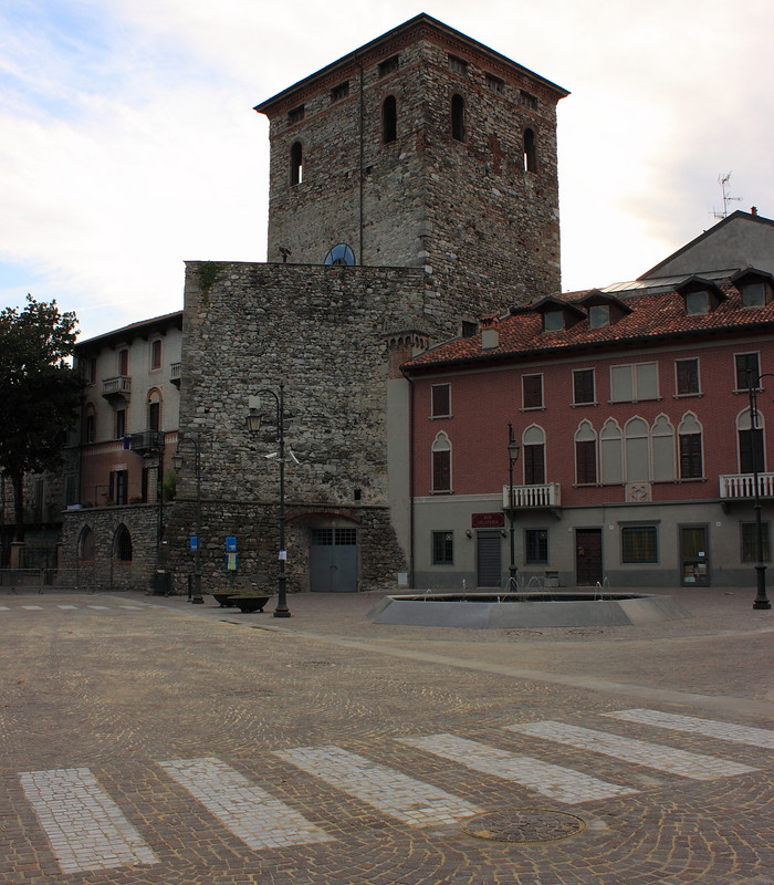 ''La Piazza ed il Castello'' - Brivio
