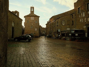 Sovana, la piazza dopo il temporale