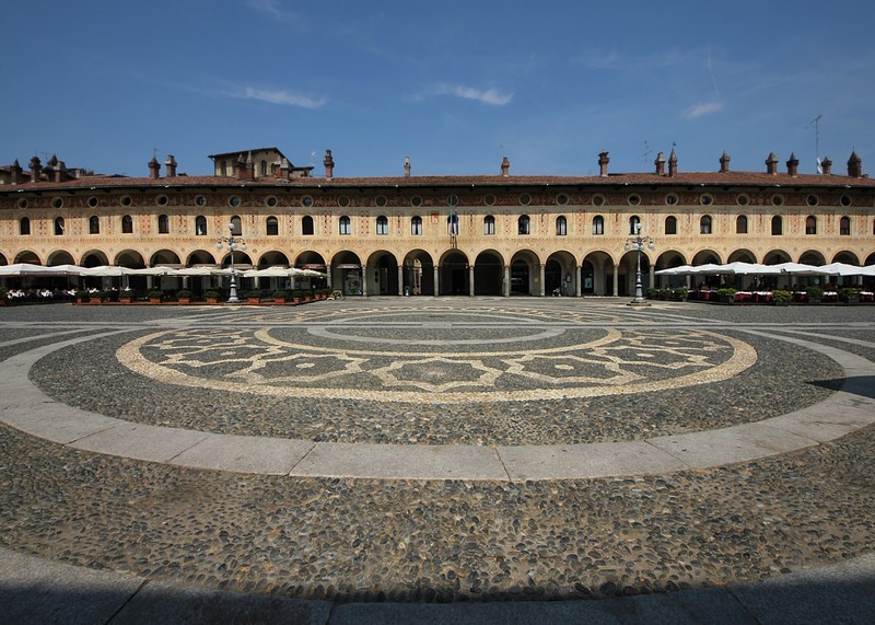 ''Al centro della piazza'' - Vigevano