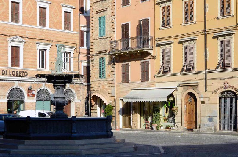 ''Piazza del Municipio e fontana'' - Osimo