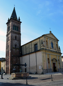 Piazza dei Martiri, Chiesa e pozzo