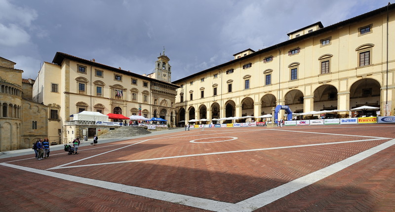 ''ammirando dal basso verso l’alto della Piazza'' - Arezzo