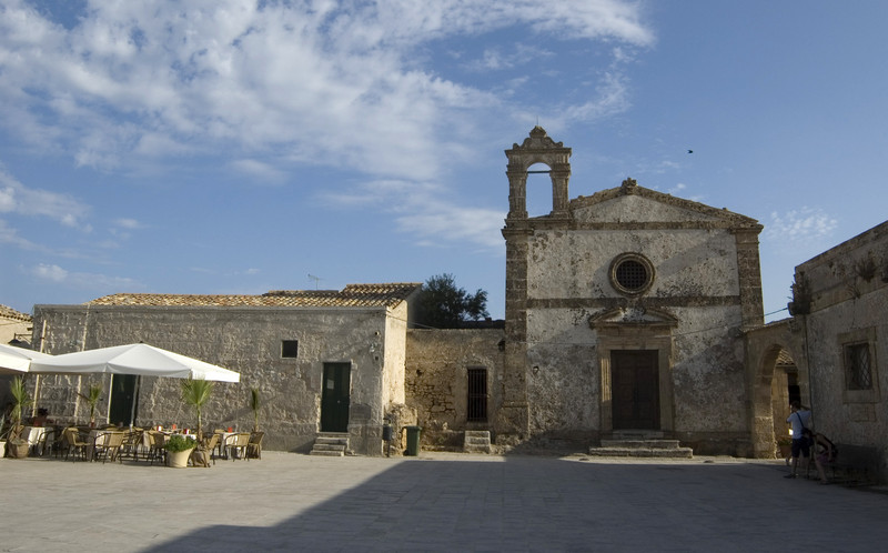 ''Marzamemi ,villaggio dei pescatori,elevato a set cinematografico frequentemente'' - Pachino