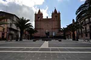 La Piazza e la Chiesa Madre