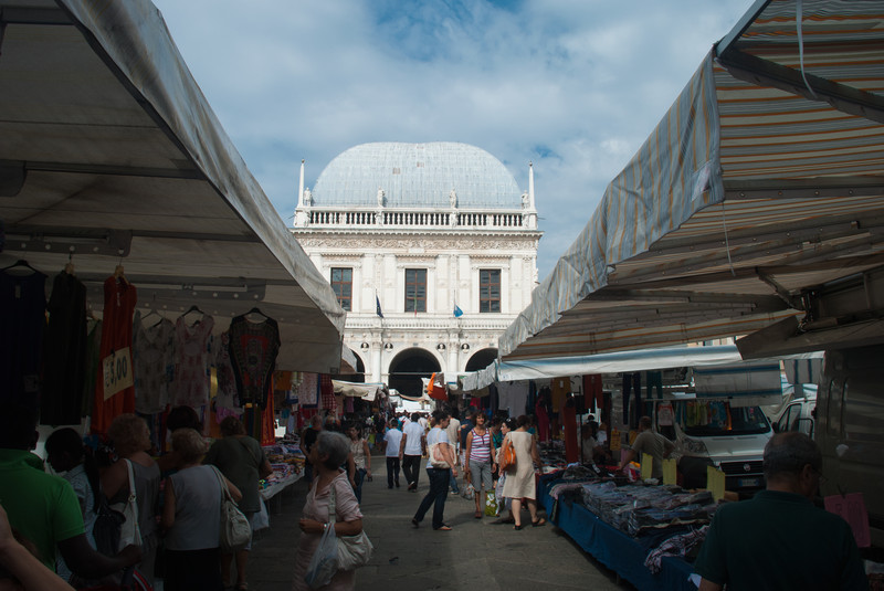 ''Comperate, gente!'' - Brescia