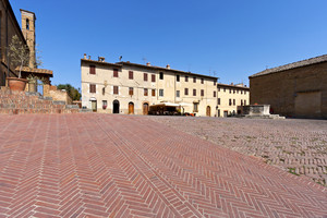 Un pozzo, la chiesa e le scale