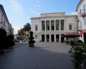Piazza con teatro