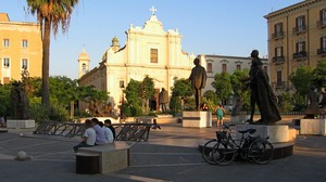 Una piazza con tante statue