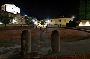 Tra due colonne la piazza