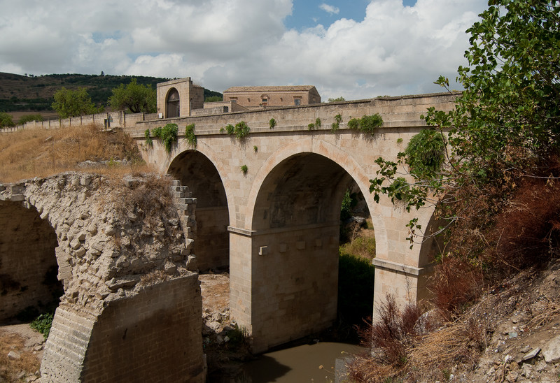 ''Morto un p… onte se ne fa un altro'' - Gravina in Puglia