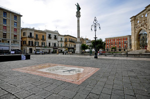 stemma rosso in piazza Sant’Oronzo