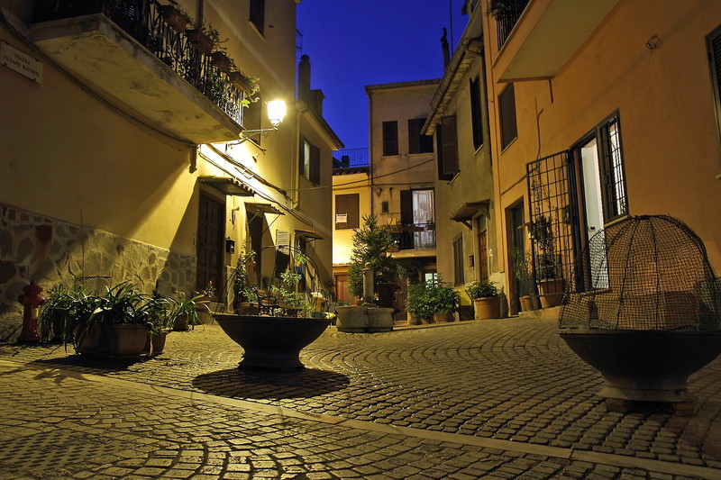 ''E il tempo non fa danni addosso a te,scintilli come una cascata al sole.'' - Riano