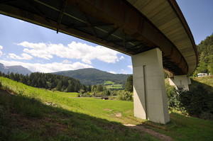 sotto ad un ponte moderno