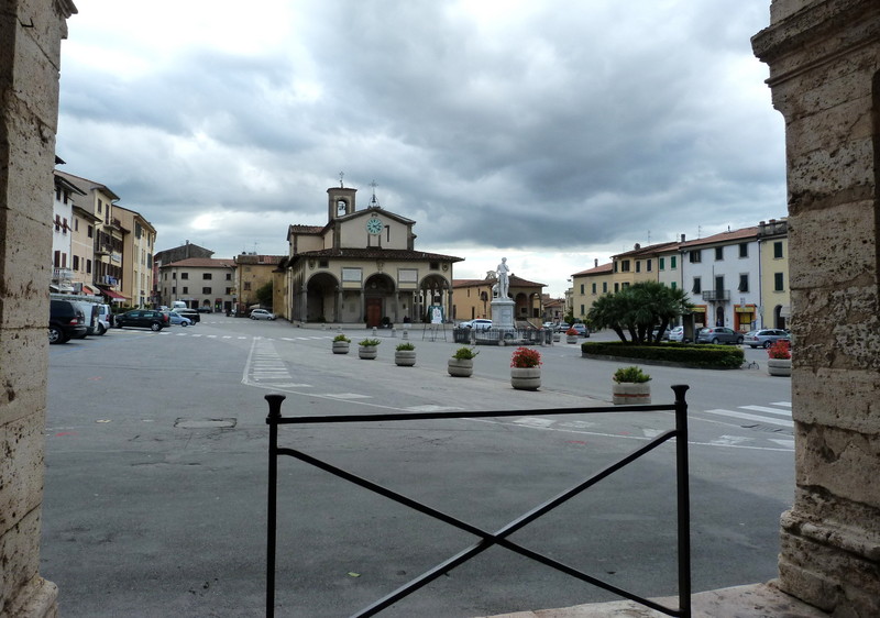 ''sta per piovere, meglio ripararsi sotto il portico.'' - Monsummano Terme