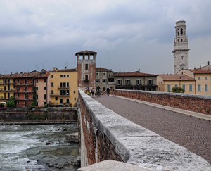 camminando sul ponte a Verona