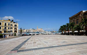 la grande piazza Quercia che si affaccia sul mare