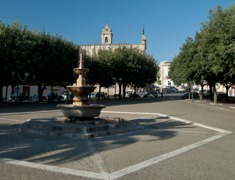 ''Tutti all’ombra… pure la fontana'' - Castellaneta