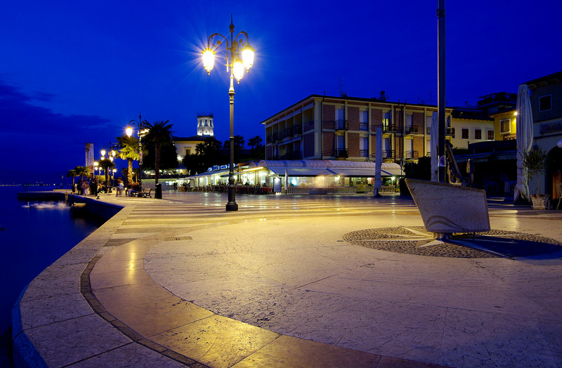 ''In piazzetta gustandosi il lago di Garda'' - Lazise
