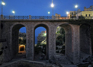 un ponte nell’ora blu a Neapolis