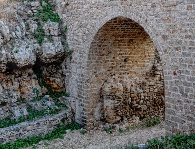 ''un’insolita inquadratura = un ponte antico senza cielo'' - Polignano a Mare