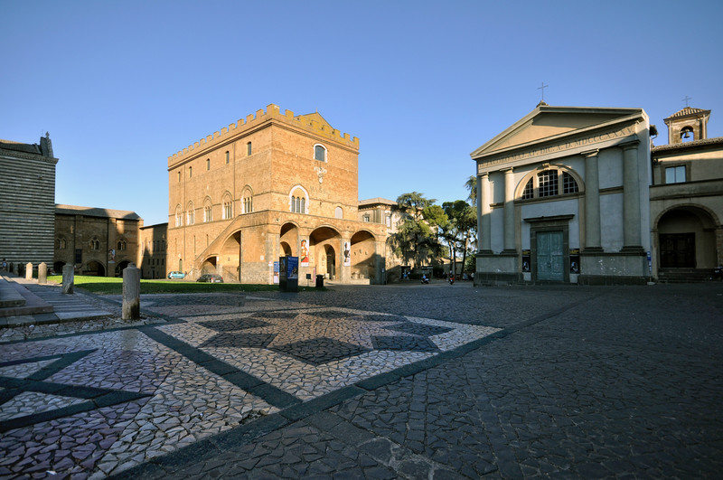 ''un lato nascosto di Piazza Duomo'' - Orvieto