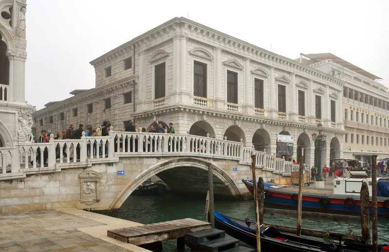 ''May I have your attention, please?'' - Venezia