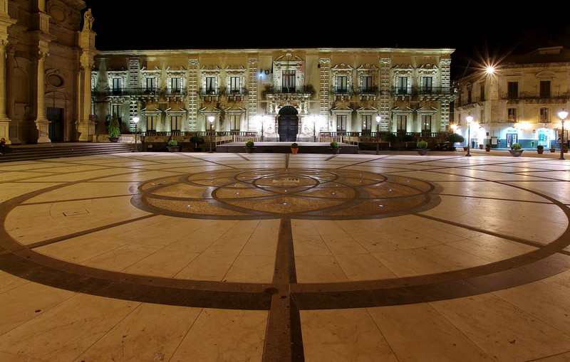 ''In piazza davanti al Municipio'' - Acireale