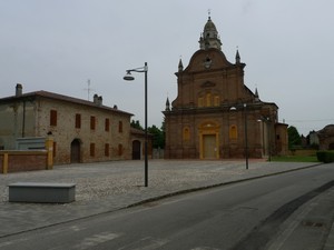 Una chiesetta (e piazzetta) vicino a Sabbioneta