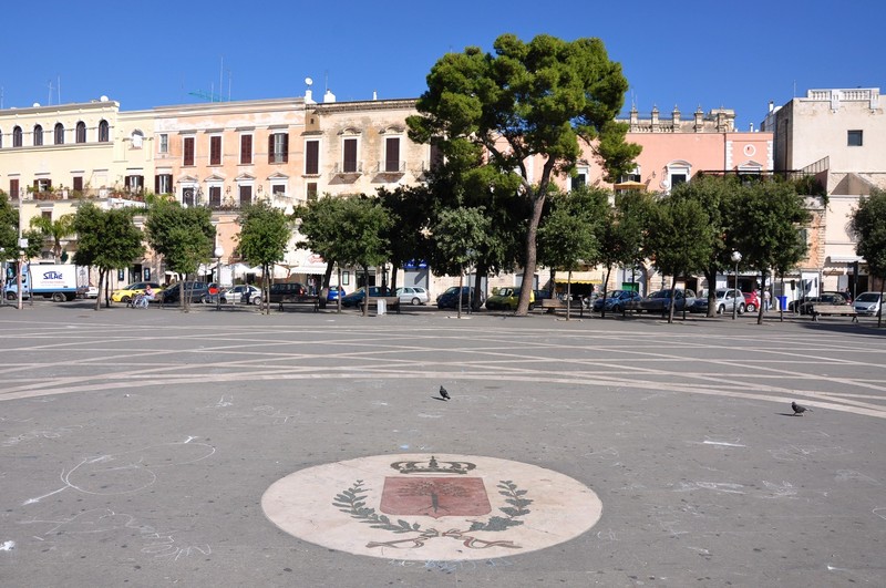 ''Geometrie di Piazza Vittorio Emanuele II con lo stemma cittadino'' - Bisceglie