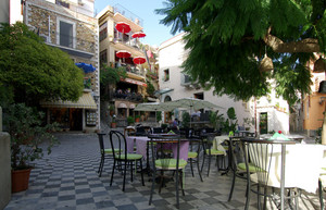 Piazzetta piena di tavolini