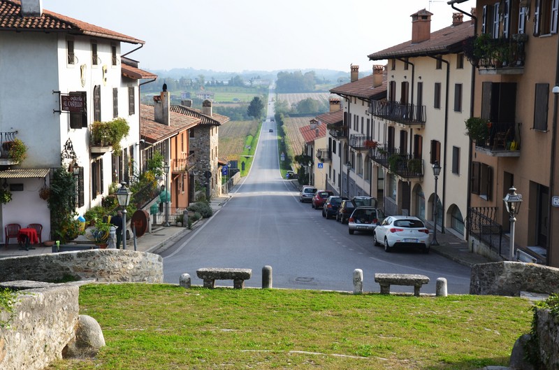 ''Antica piazzetta antistante il castello'' - Colloredo di Monte Albano