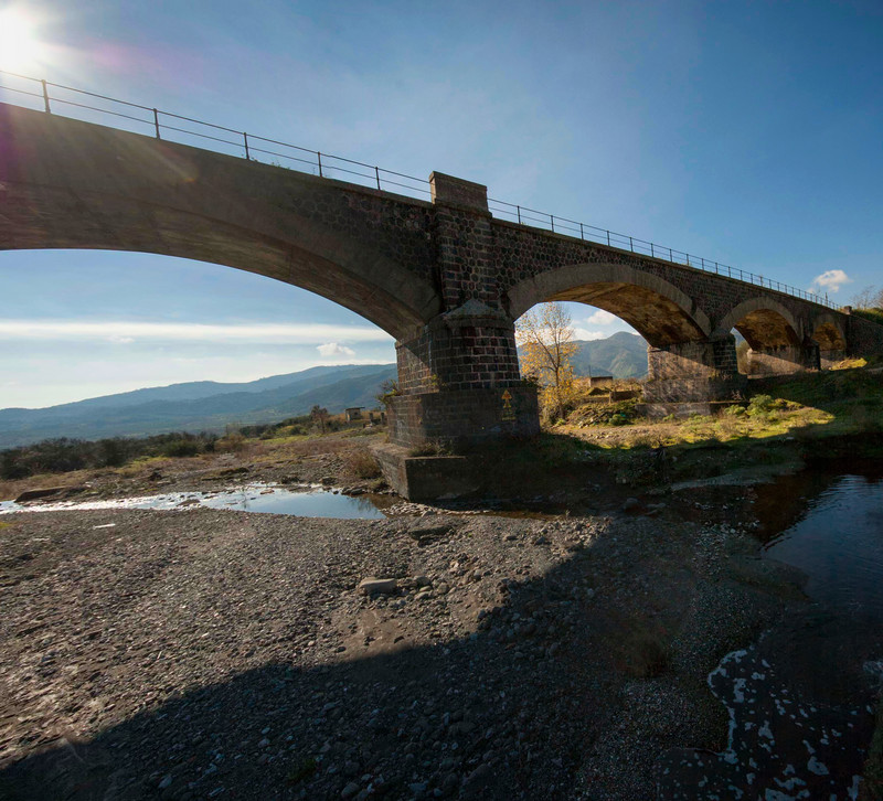 ''Ogni cani è liuni a la sò casa'' - Graniti