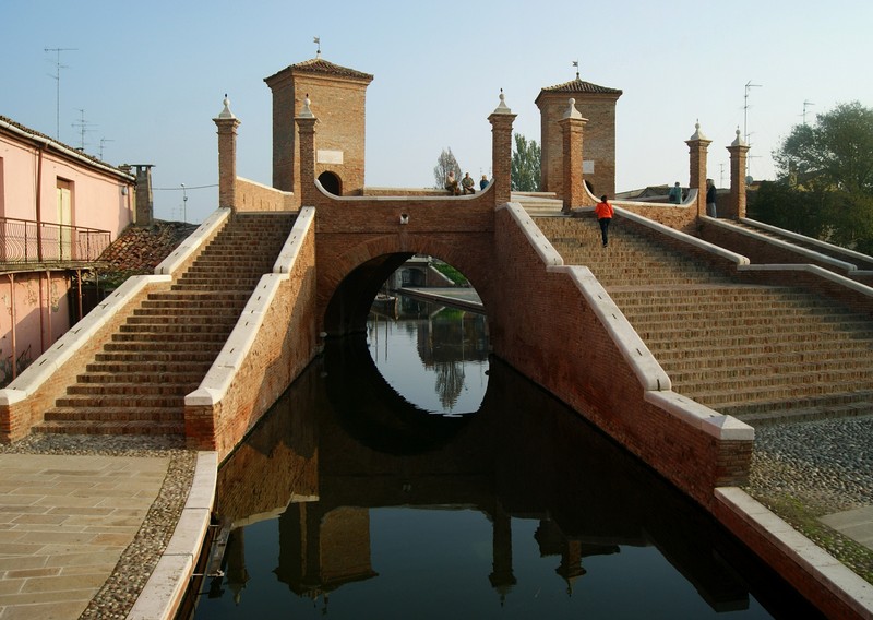 ''Il mondo è fatto a scale, c’è chi scende e c’è chi sale'' - Comacchio