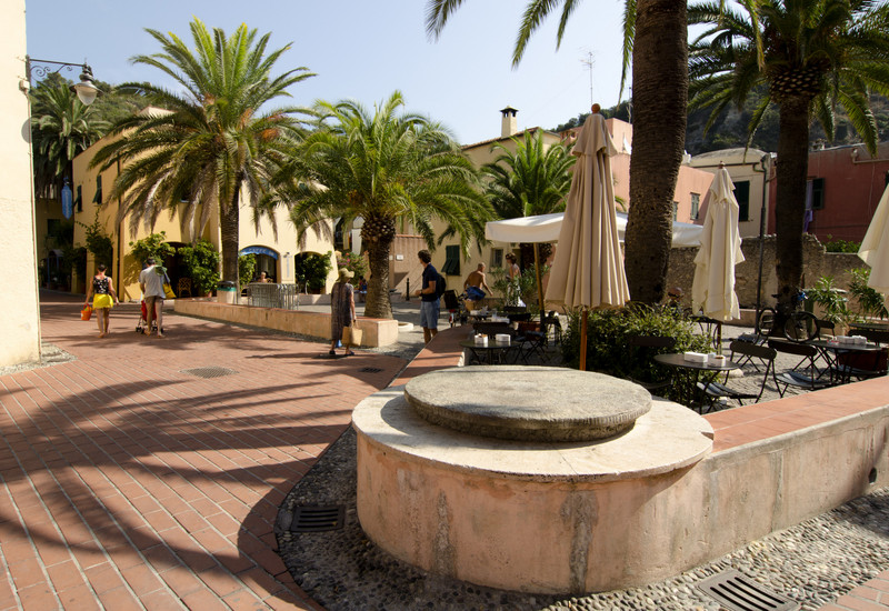 ''Una piazza in rosa'' - Finale Ligure