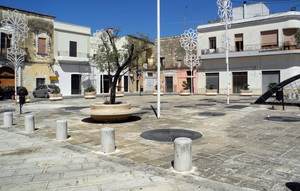 Piazza con ulivo
