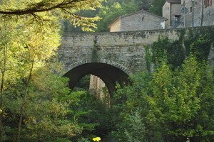 Il Ponte, ingresso al borgo.