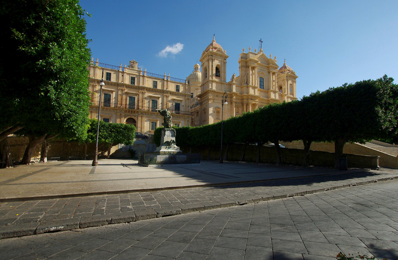 ''Piccole piazzette sulla strada principale'' - Noto
