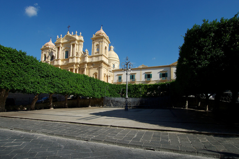 ''Piccola piazzetta che si trova sotto alla Cattedrale'' - Noto