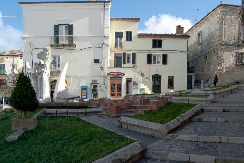 ''Fontana, aiuole e scale per piazza'' - Accettura