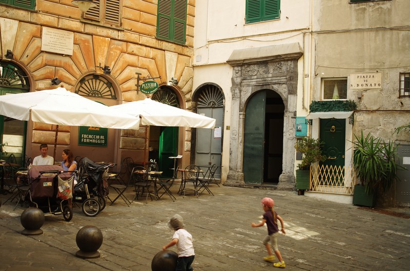 ''piazze confortevoli per una breve sosta durante una passeggiata nei carruggi….'' - Genova