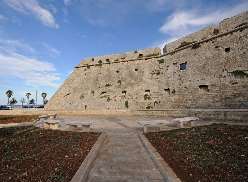 ''un cerchio di panchine per godersi l’area di mare'' - Mola di Bari