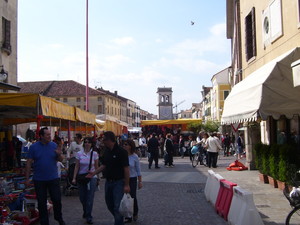 mercato in piazza
