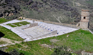 dall’alto il piazzale del quartiere arabo