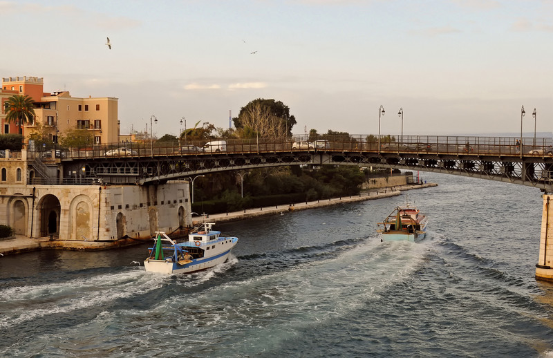 ''passaggio sotto il ponte levatoio di Taranto'' - Taranto