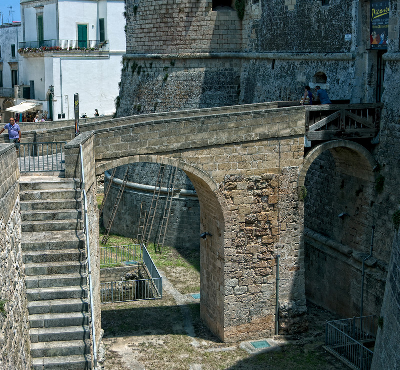 ''sopra un imponente fossato'' - Otranto