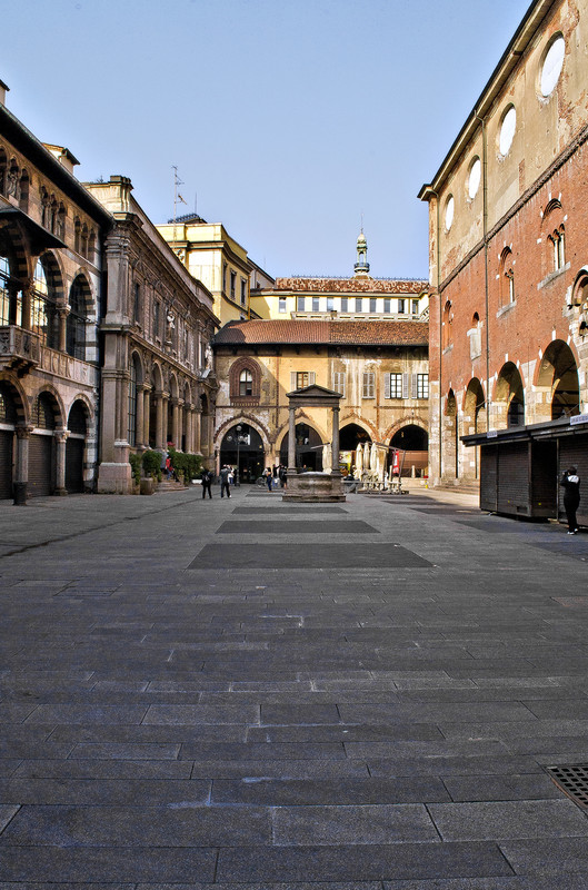 ''Piazza dei mercanti'' - Milano