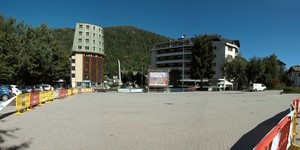 Una piazza di un centro turistico