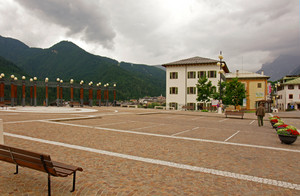 non c’e’ nessuno in piazza ,sara’ l’ora della siesta?